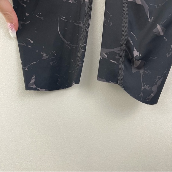 ATHLETA Black Marble Velocity Stash Pocket 7/8 Leggings - Picture 6 of 14